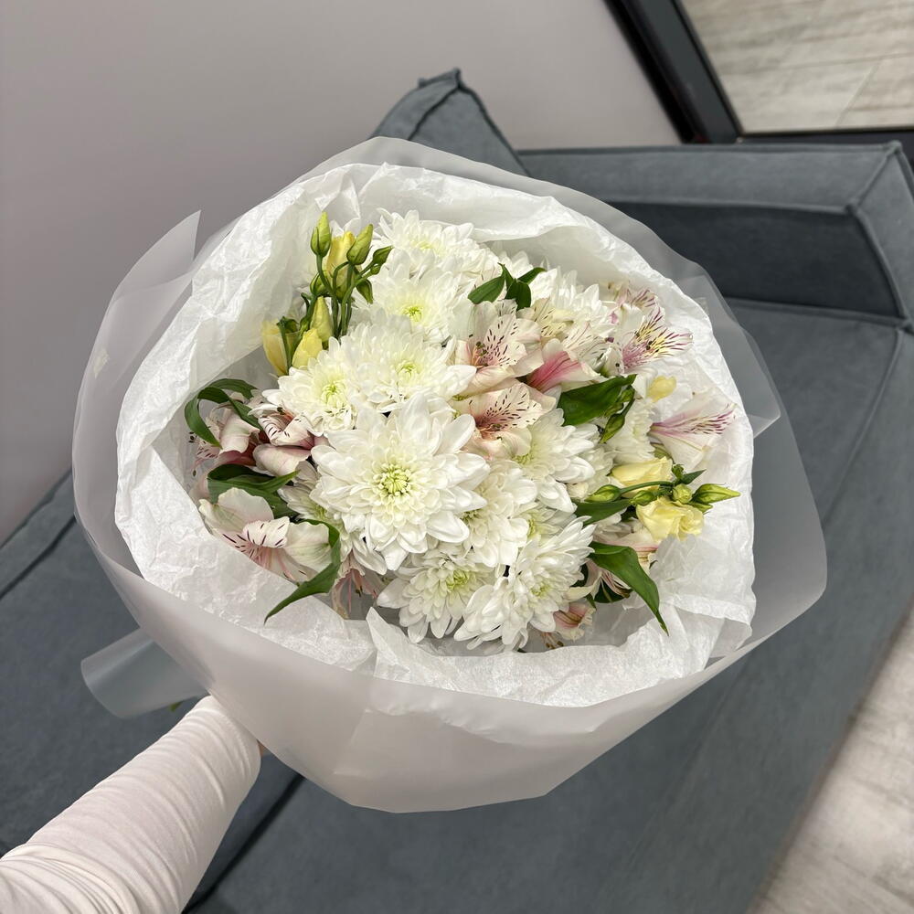 Нежненький букетик из хризантем и альстромерий