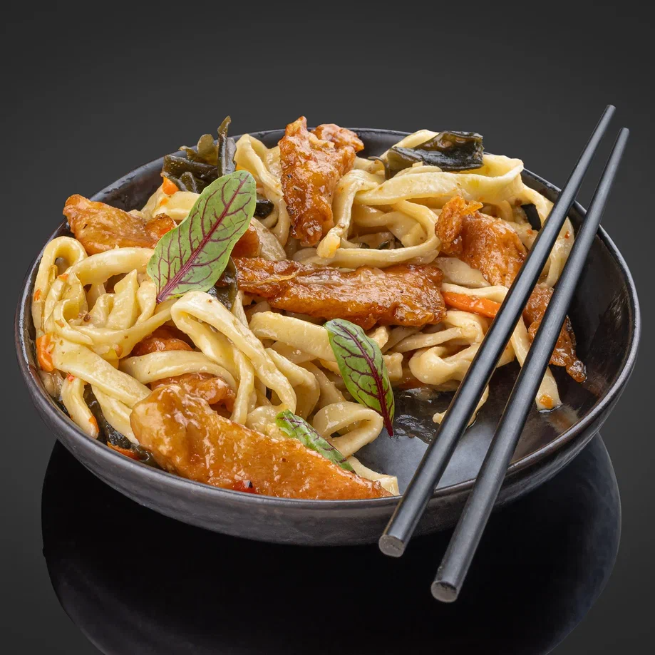 WOK с курицей в ореховом соусе