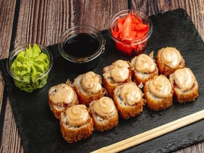 Запеченный ролл с крабом