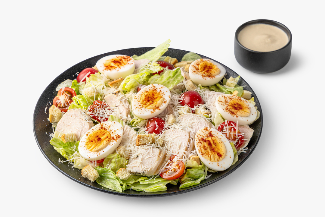 Большая порция салата Цезарь с куриной грудкой гриль и отварными яйцами