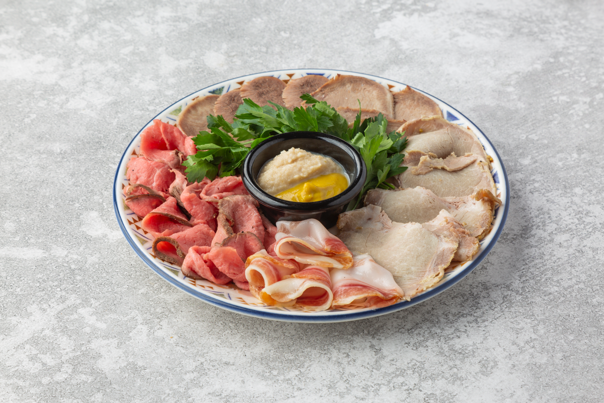 Тарелка с мясом и салом