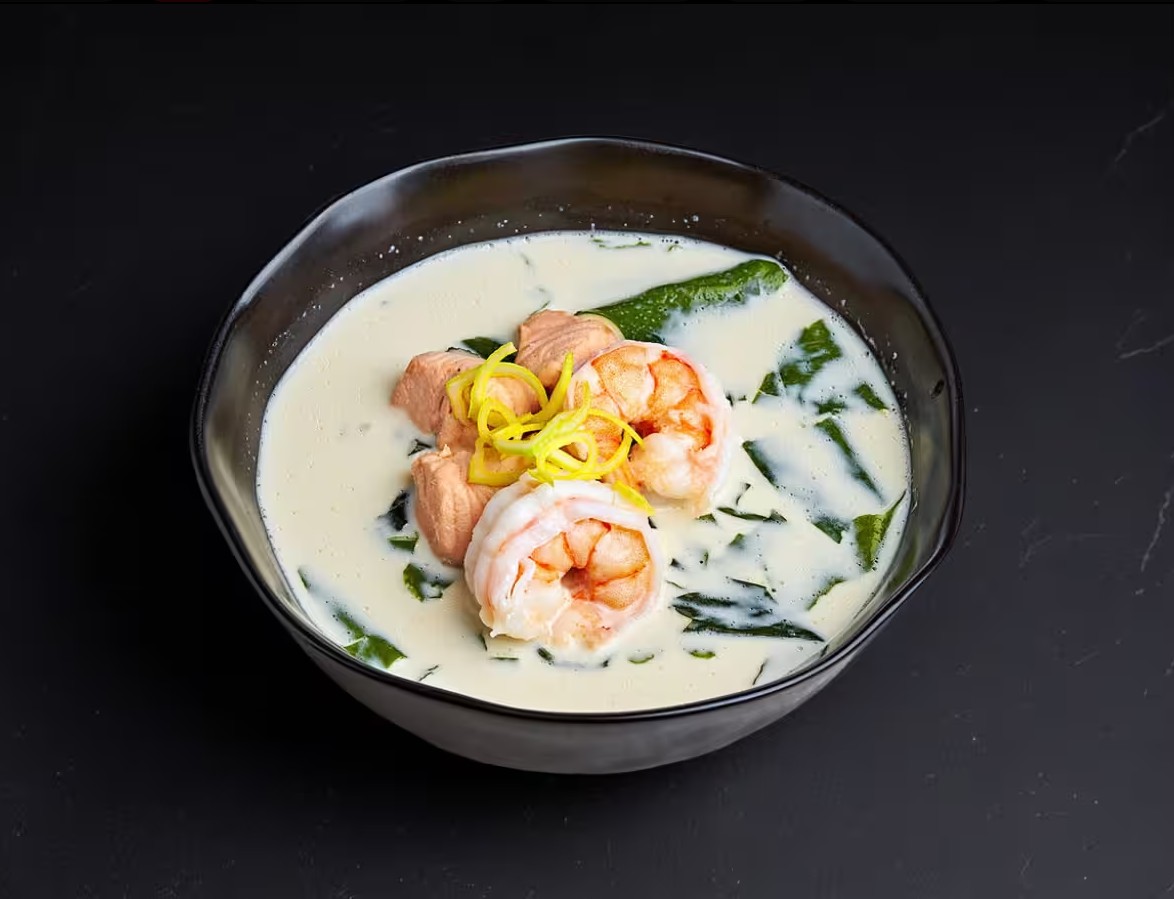 Сливочный суп с креветкой и лососем 