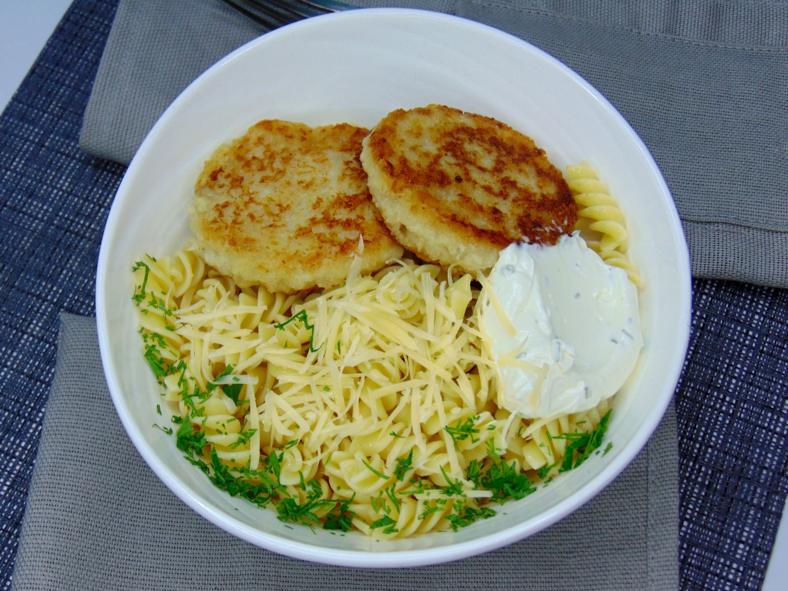 макароны с куриной котлетой и соусом