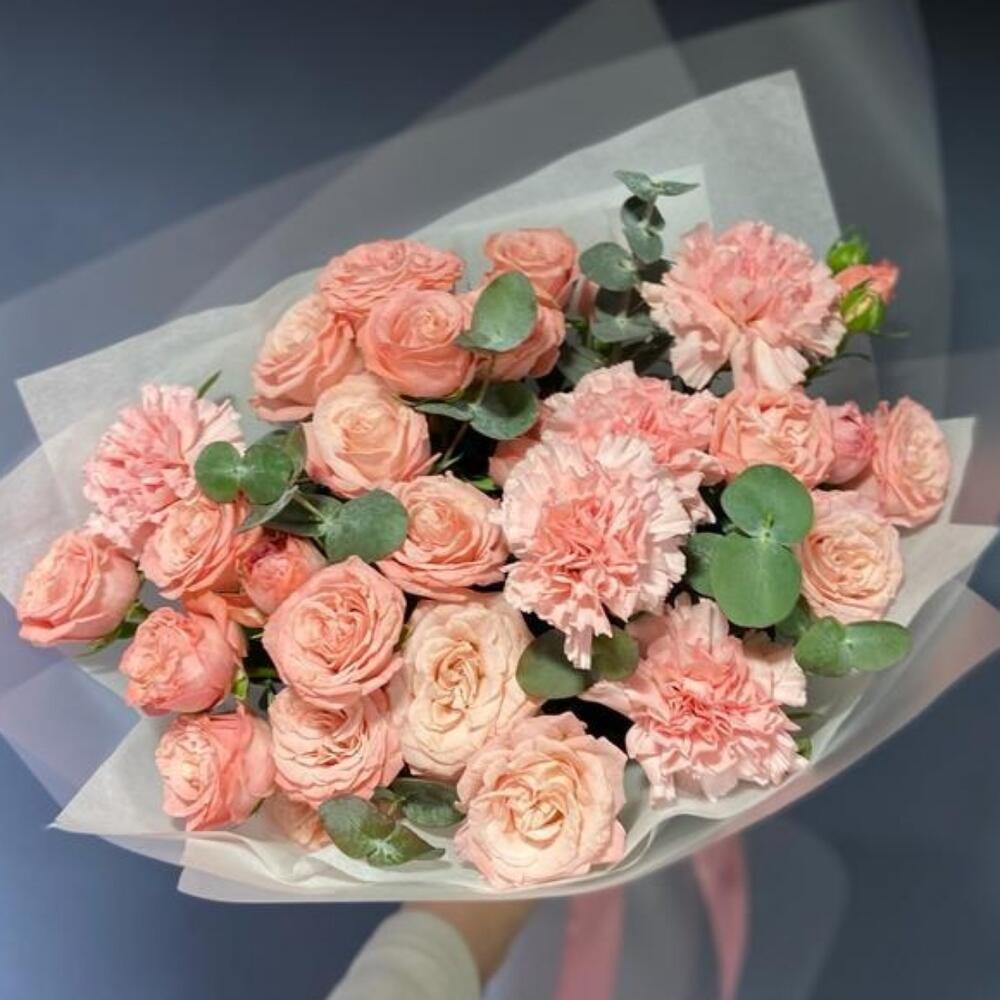 Пионовидные кустовые розы с диантусами