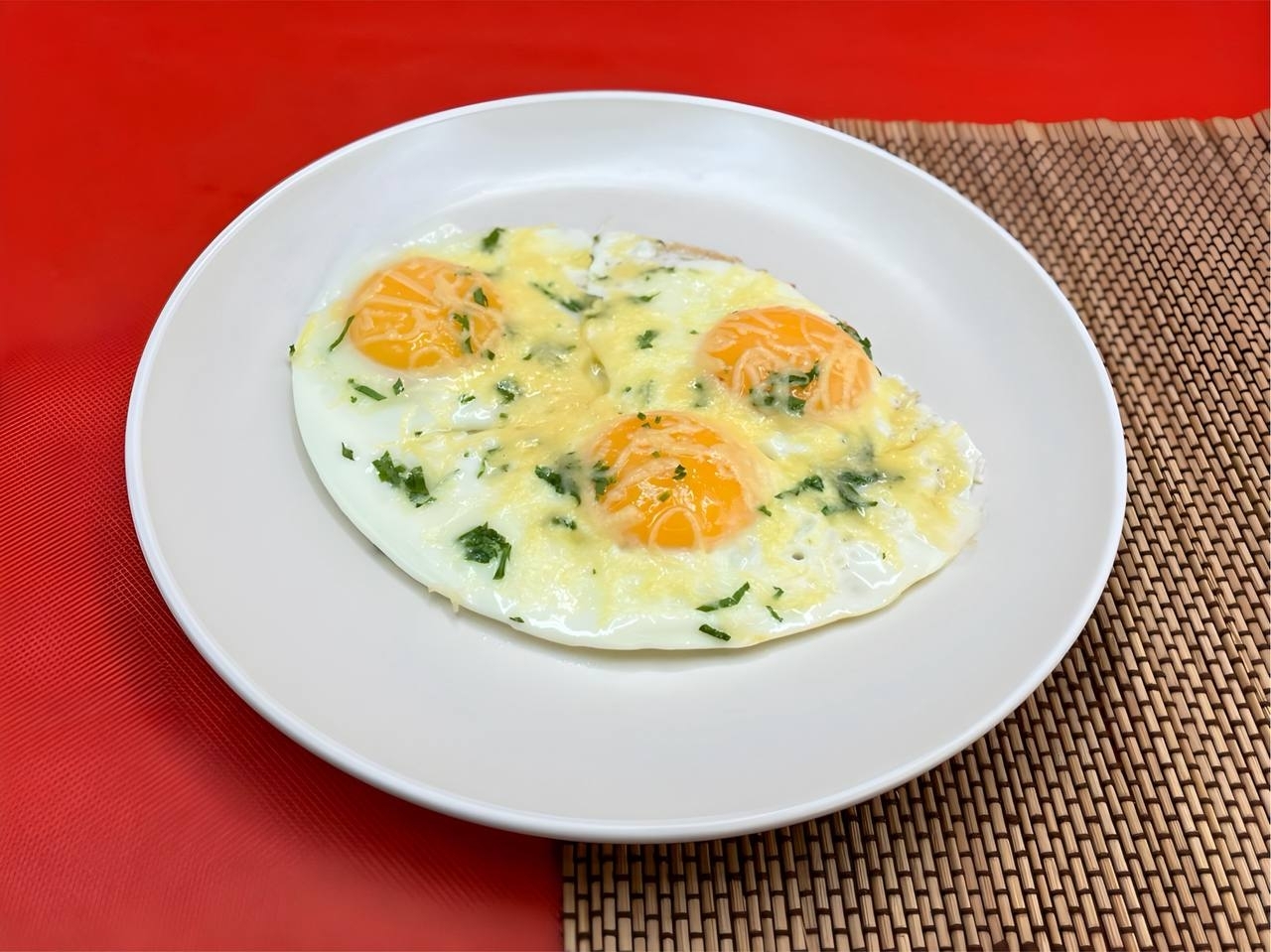 Яичница из 3х яиц с сыром и зеленью