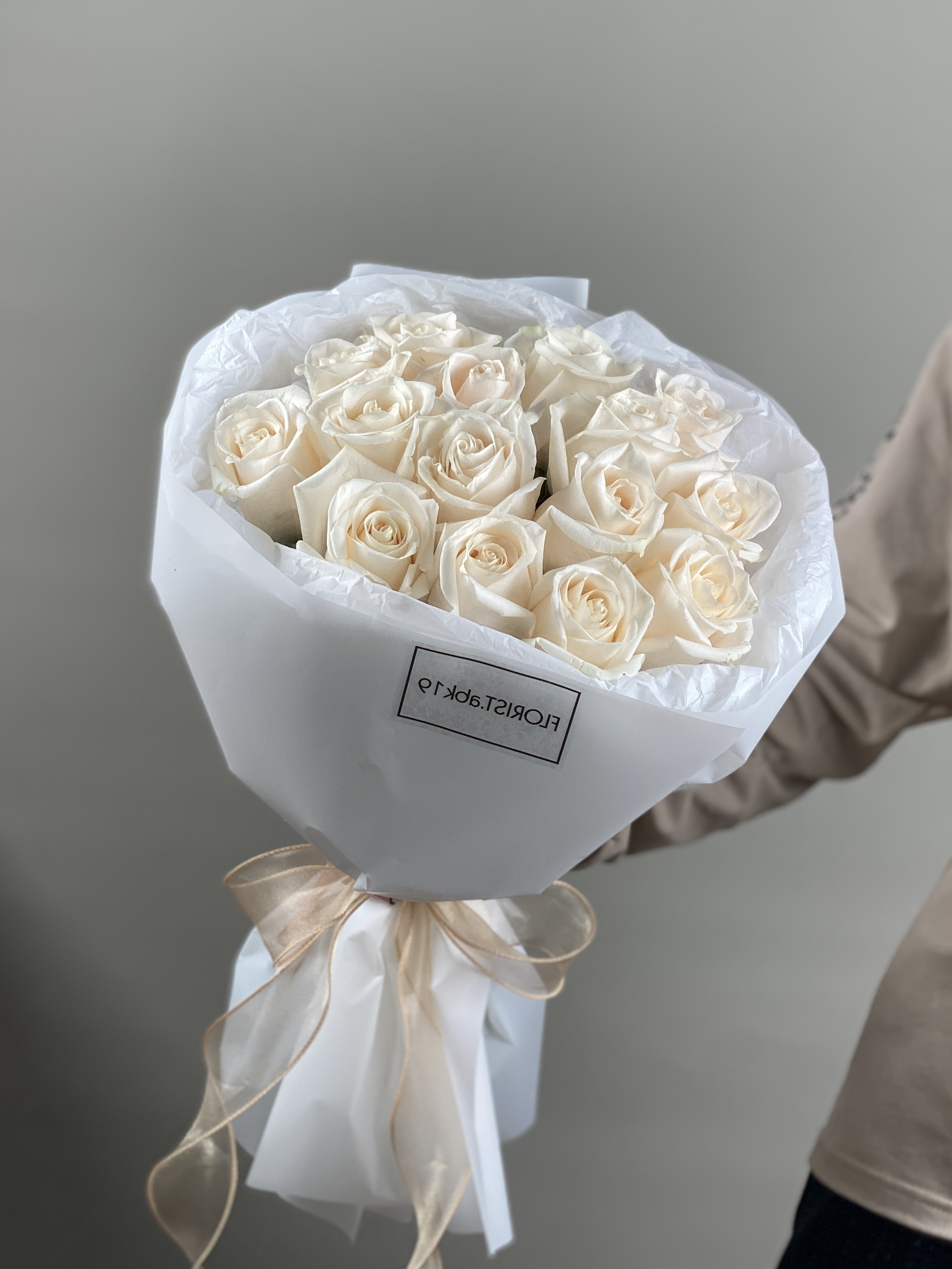 15 белых роз