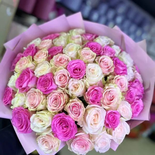 Букет из 51 бело-розовой розы упакованы в матовую пленку и ленту