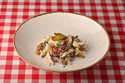 Салат с фасолью и курицей