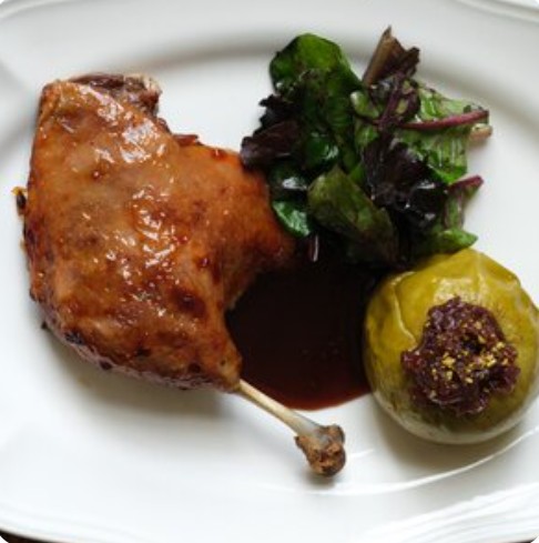 Утиная ножка конфи с печёным яблоком