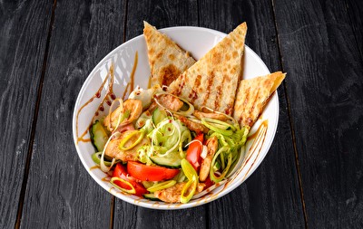 Теплый салат с курицей 280 гр.