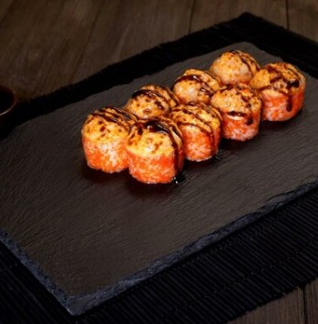 Ролл запеченный с лососем