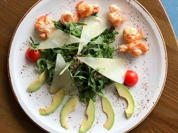 Салат из рукколы с креветками