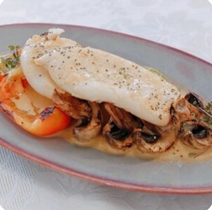 Кальмар на гриле с овощами и пряным кокосовым соусом