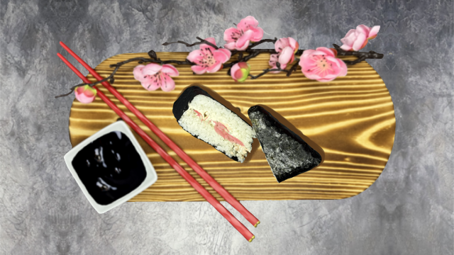 Онигири с лососем (соус грибной)