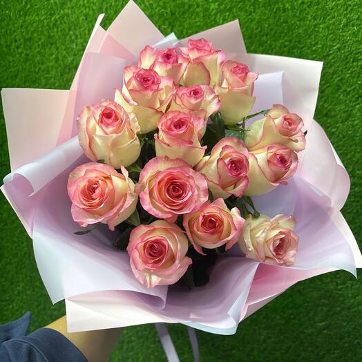 15 роз розовых роз Джумилия в упаковке 