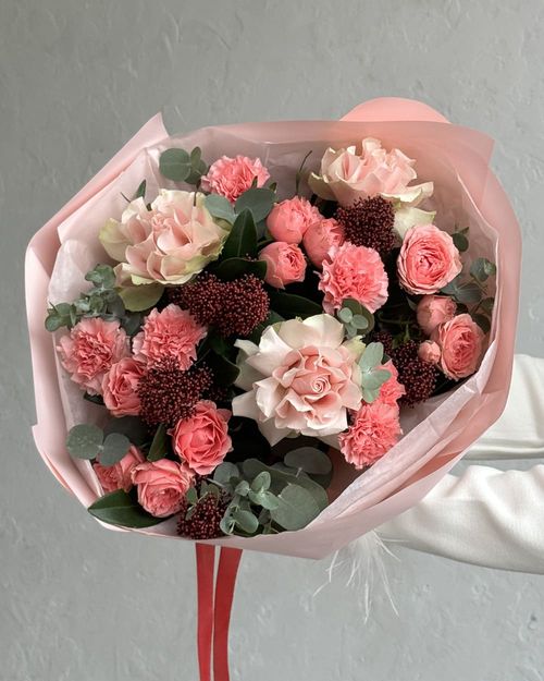 Букет из гвоздик, роз и эвкалипта