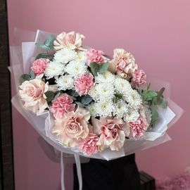 Хризантема с диантусами и эвкалиптом