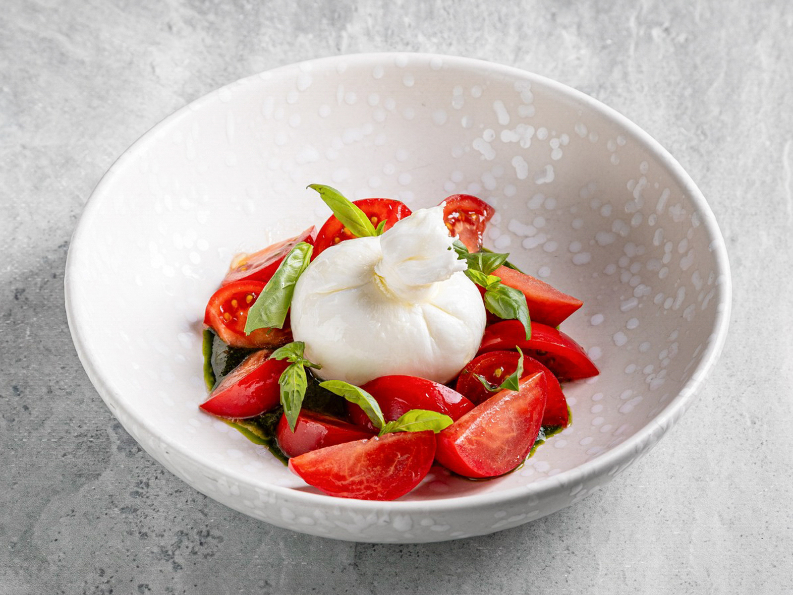 Буррата с розовыми томатами
