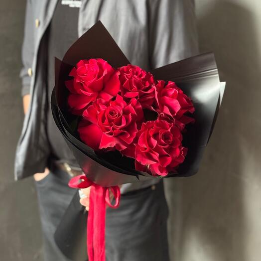 Стильный букет из красных французских роз