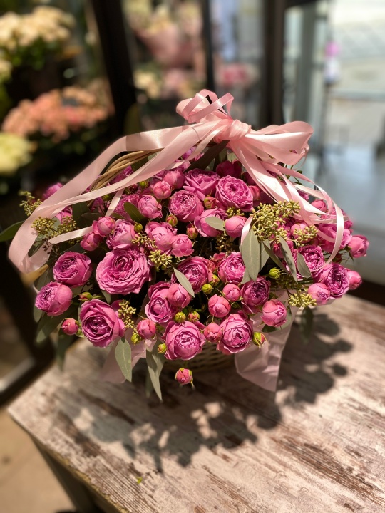 Плетеная корзиночка с кустовой розой Мисти баблс