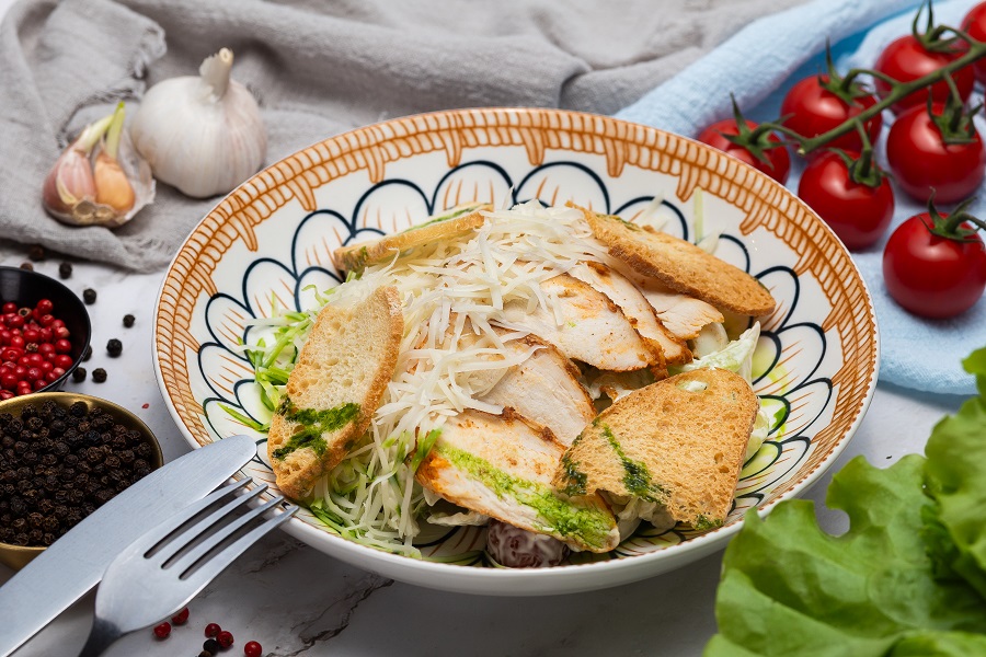 Салат цезарь с курочкой