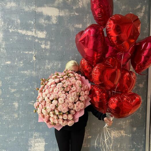 Комбо букет пионовидных роз и шаров 