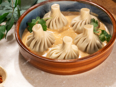 Мини хинкали в соусе Том Ям