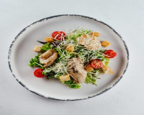 Салат Цезарь с курицей