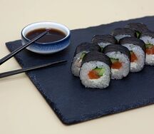 Маки креветка и лосось