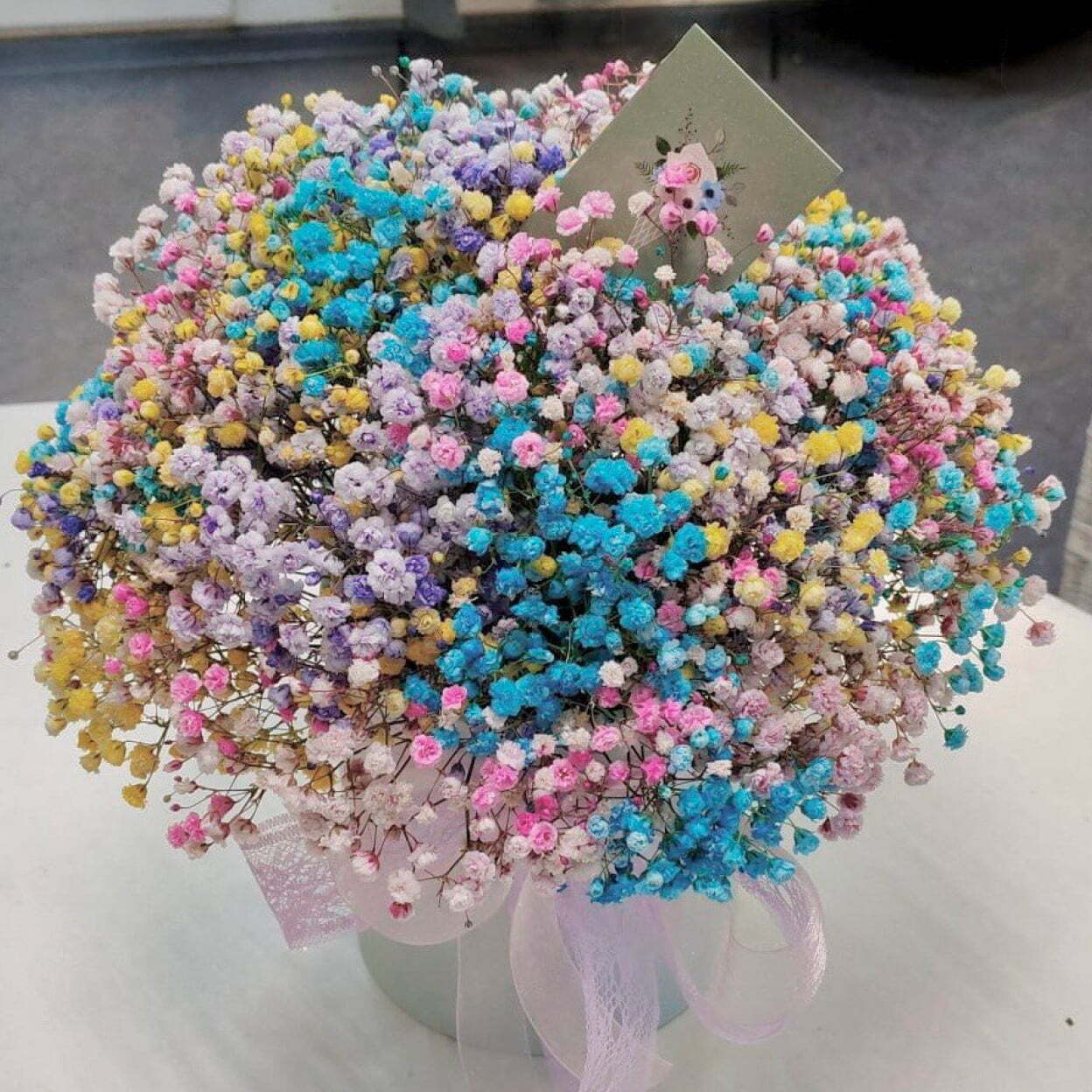 Композиция из радужной гипсофилы