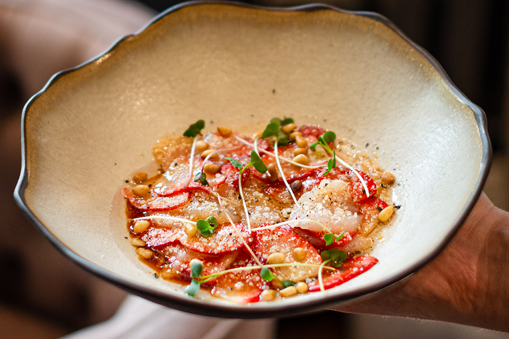 Крудо из морского гребешка с облепихой, кумкватом и нитями Чили