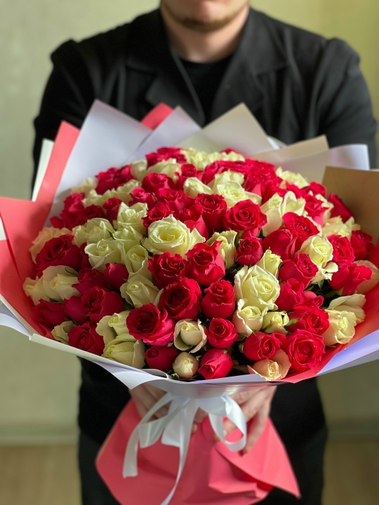 Букет 75 роз (малиновая и Белая)