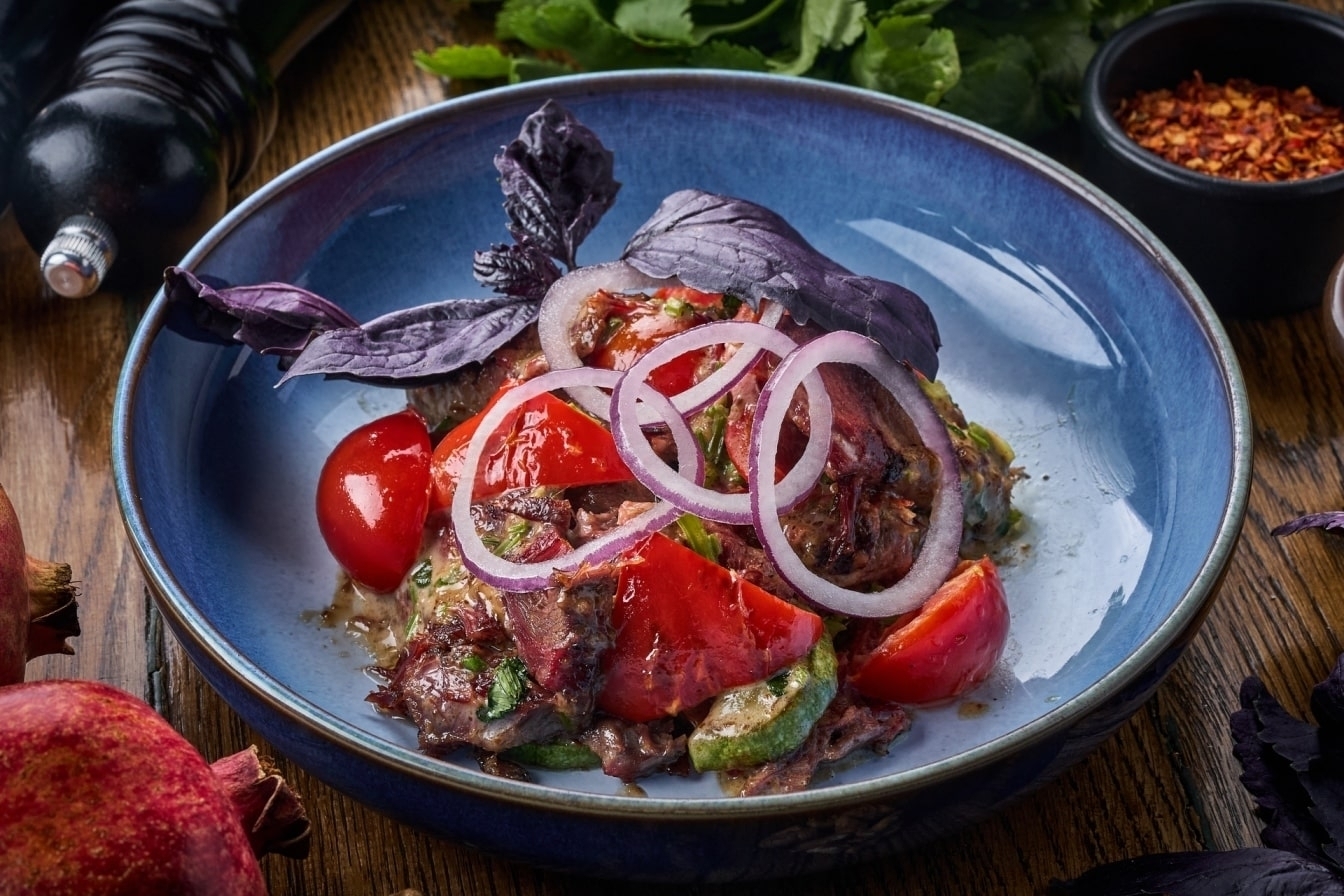 Томленая говядина с кунжутным соусом