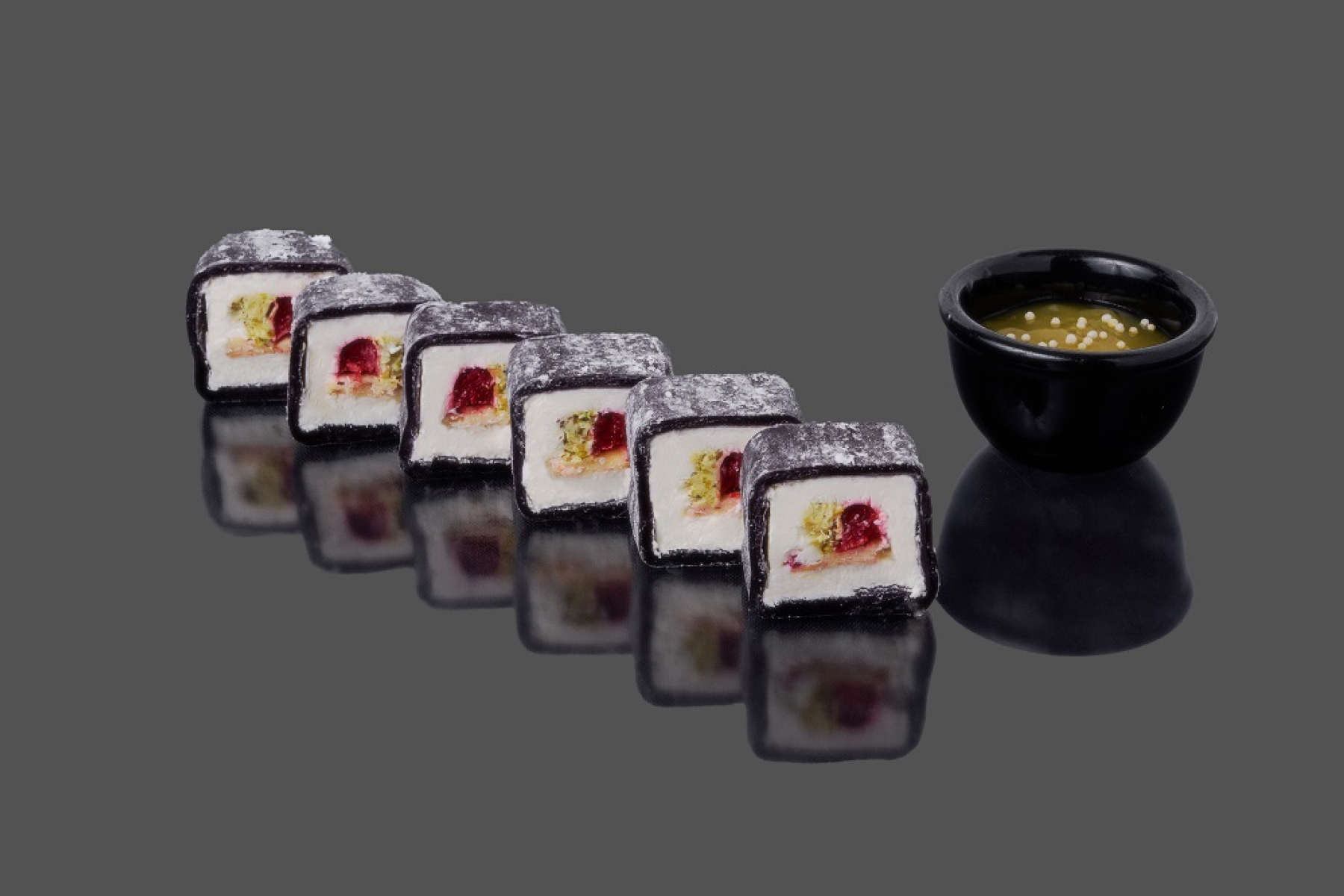 Моти ролл с цитрусовым соусом