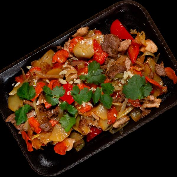 Жарёха с тремя видами мяса и овощами