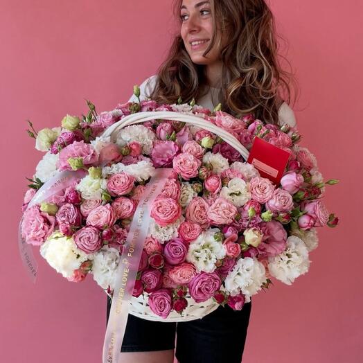 Корзина с пионовидными кустовыми розами