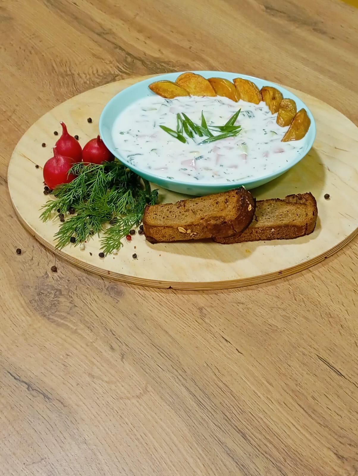 Окрошка с колбаской на кефире 