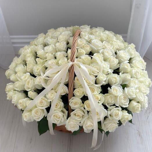 Корзина с белыми розами 101 шт