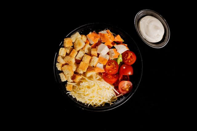 Салат Цезарь с курицей