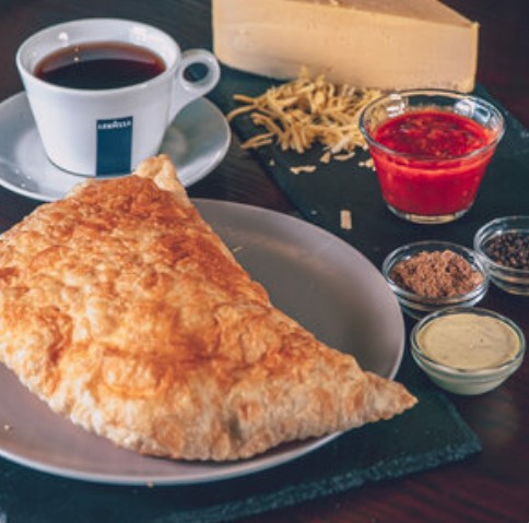 Чебурек с сыром и соусом сацебели 100г