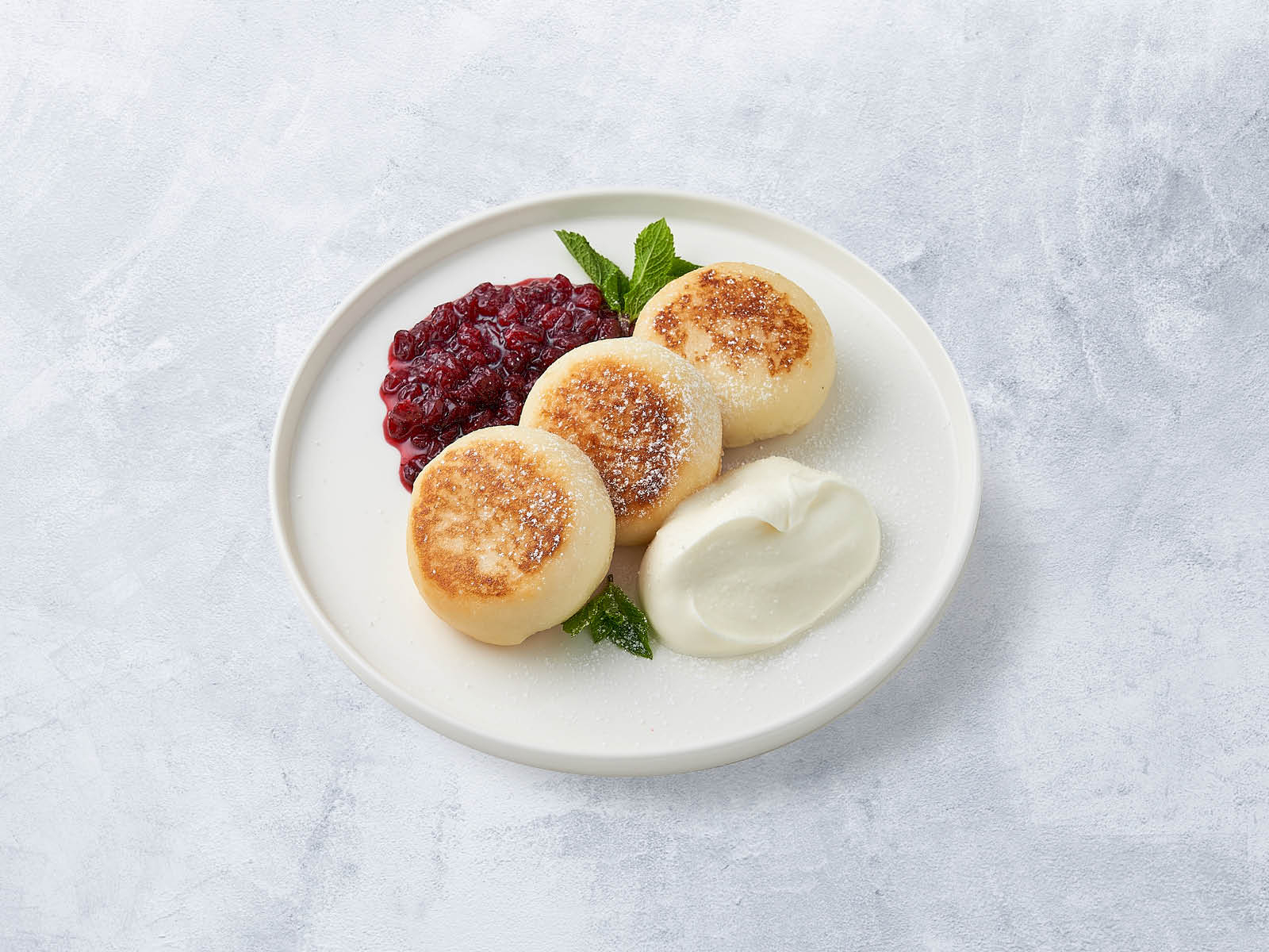 Сырники с брусничным джемом.