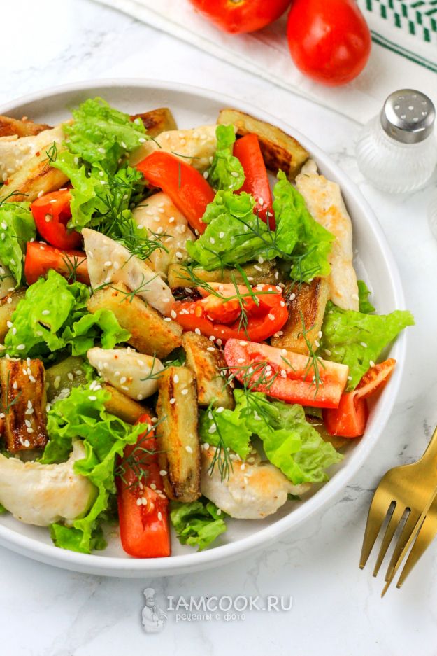 Салат "Тёплый с баклажаном и курицей".