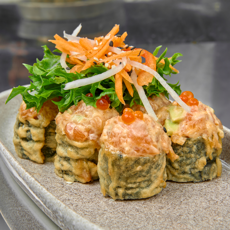 Темпурный с лососем и авокадо