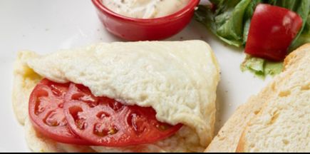 Омлет с сыром и помидорами