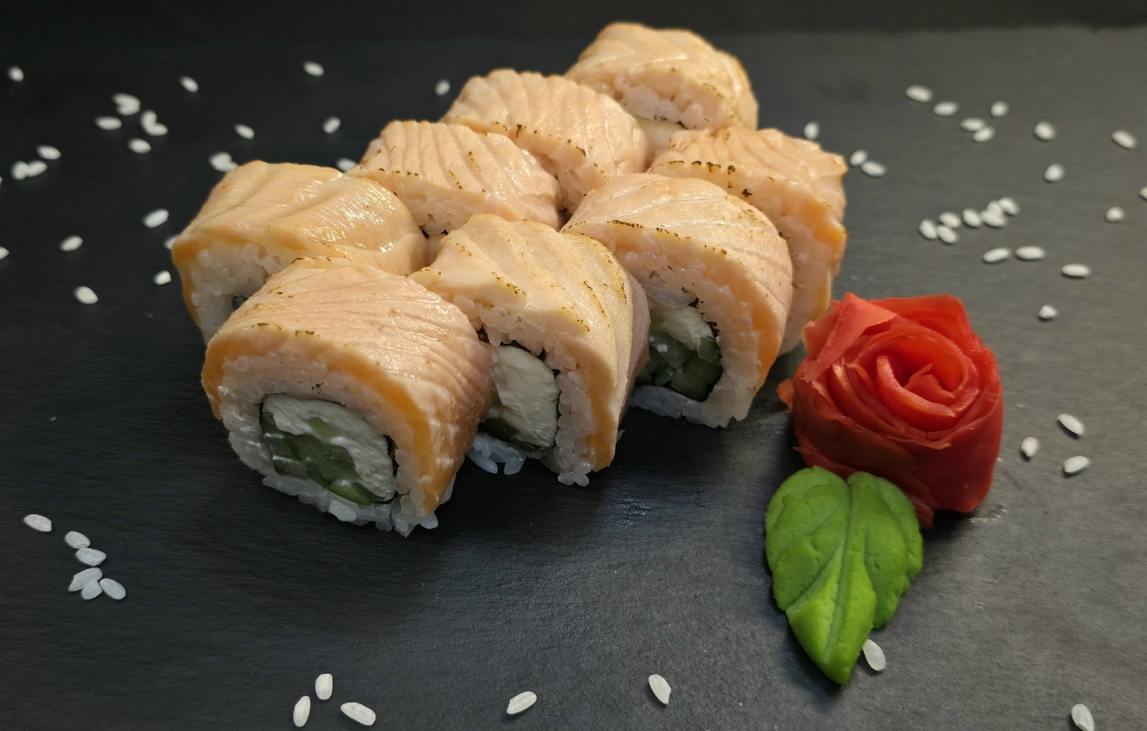 Филадельфия с опаленным лососем