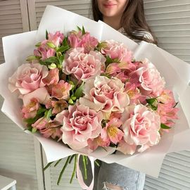 Французские розы с альстромериями