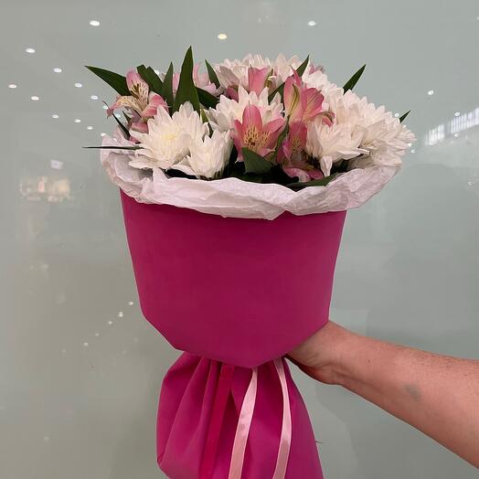 Букет «Клубничное настроение» хризантемы с альстромерией