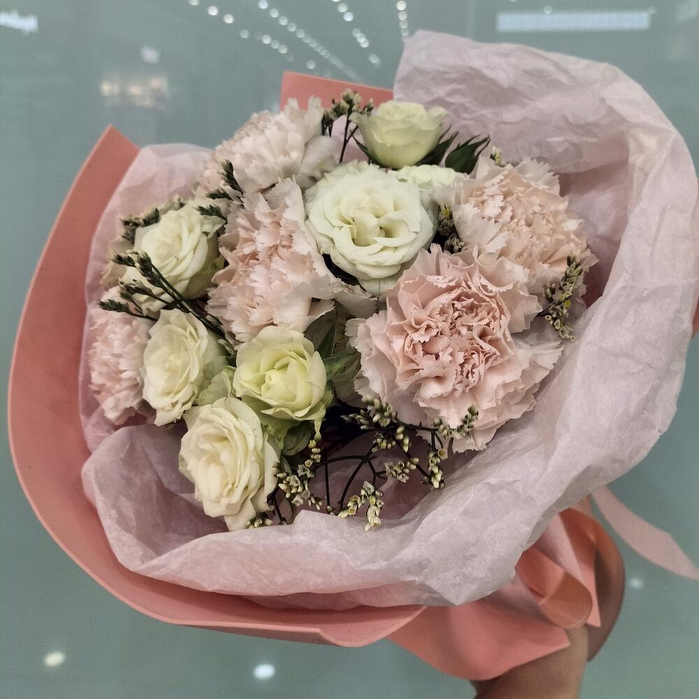 Букет "Галадриэль" из белых кустовых роз с диантусами