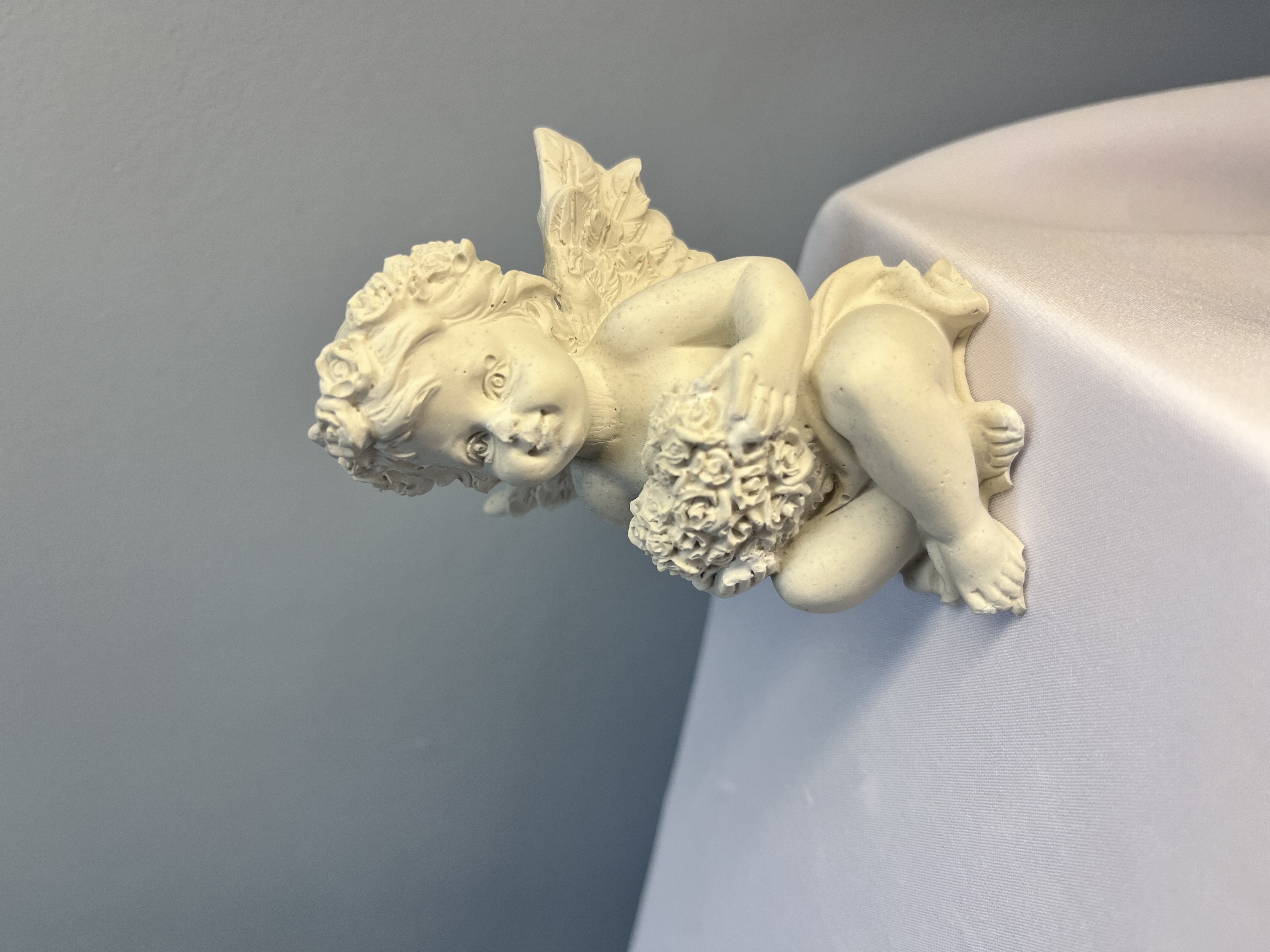 Ангел с сердцем из гипса