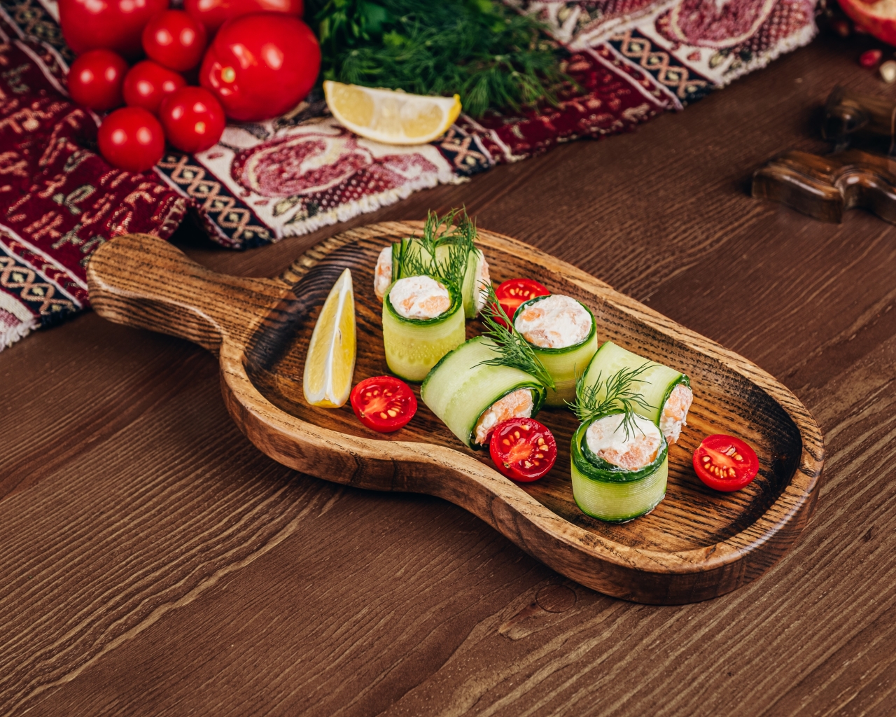 Рулетики с огурцом и лососем